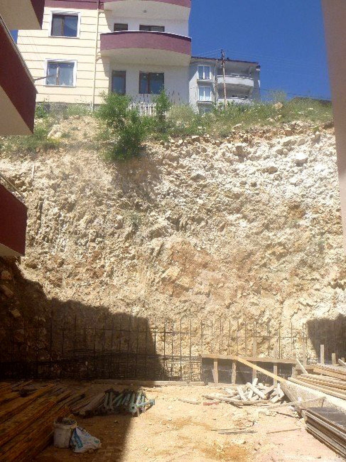 Kışın Çöken İstinat Duvarının Yapımına Başlanıldı