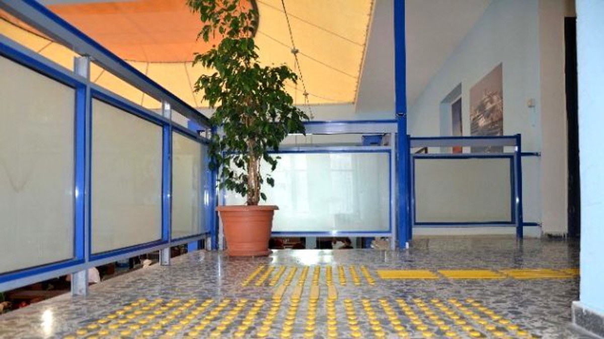 Kuşadası Belediyesi Hizmet Binası\'nda Engelliler İçin Düzenleme