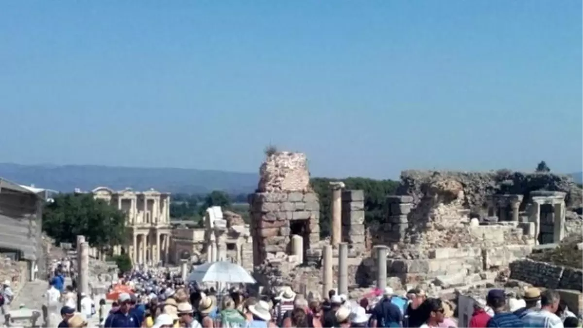 Kuşadası'na Denizden Turist Yağdı