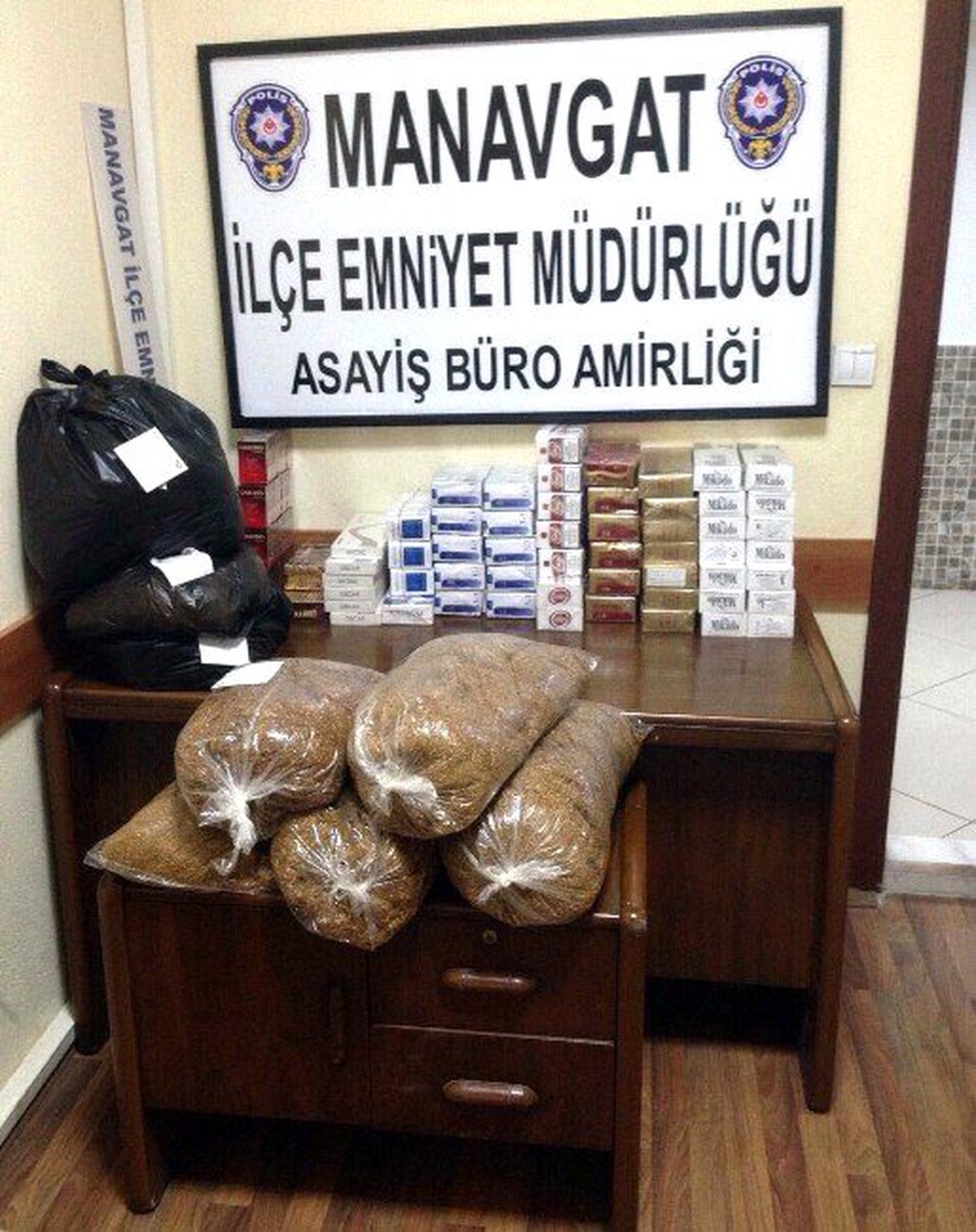 Manavgat\'ta Hint Keneviri ile Gümrük Kaçağı Sigara Ele Geçirildi