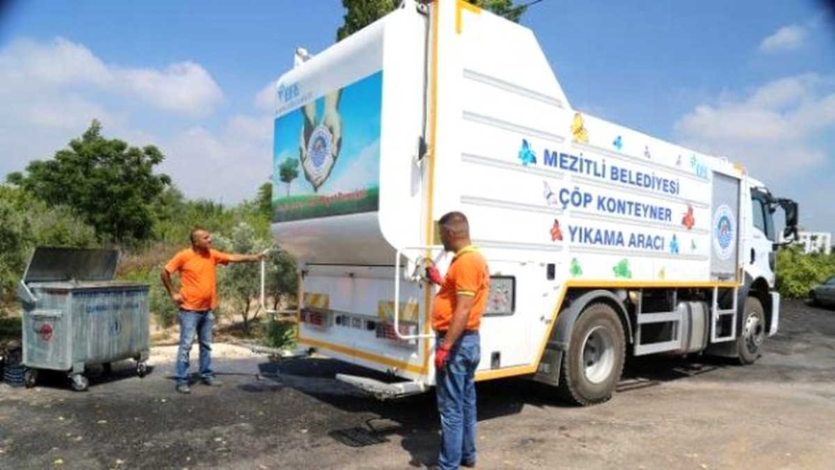 Mezitli\'de Çöp Konteynerleri Yıkanıyor