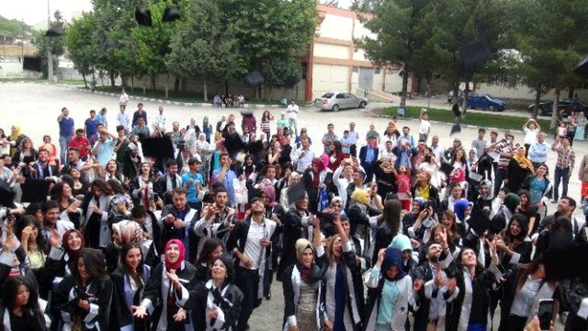 Mezun Öğrenciler Kep Attı
