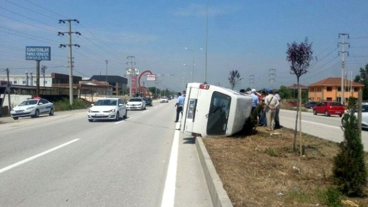 Minibüs Orta Refüjde Yan Yattı
