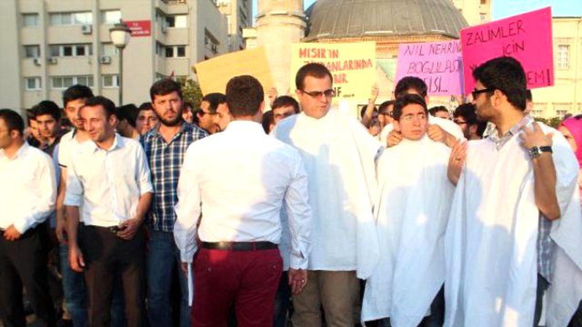 Mursi\'ye Verilen İdam Cezasına Kefenli Protesto