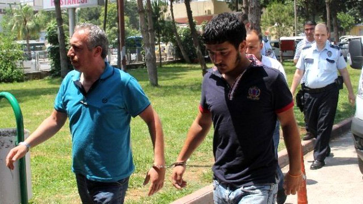 Eşinin Maaşını Ödemeyen Okul Müdürüne Bıçak Çekti