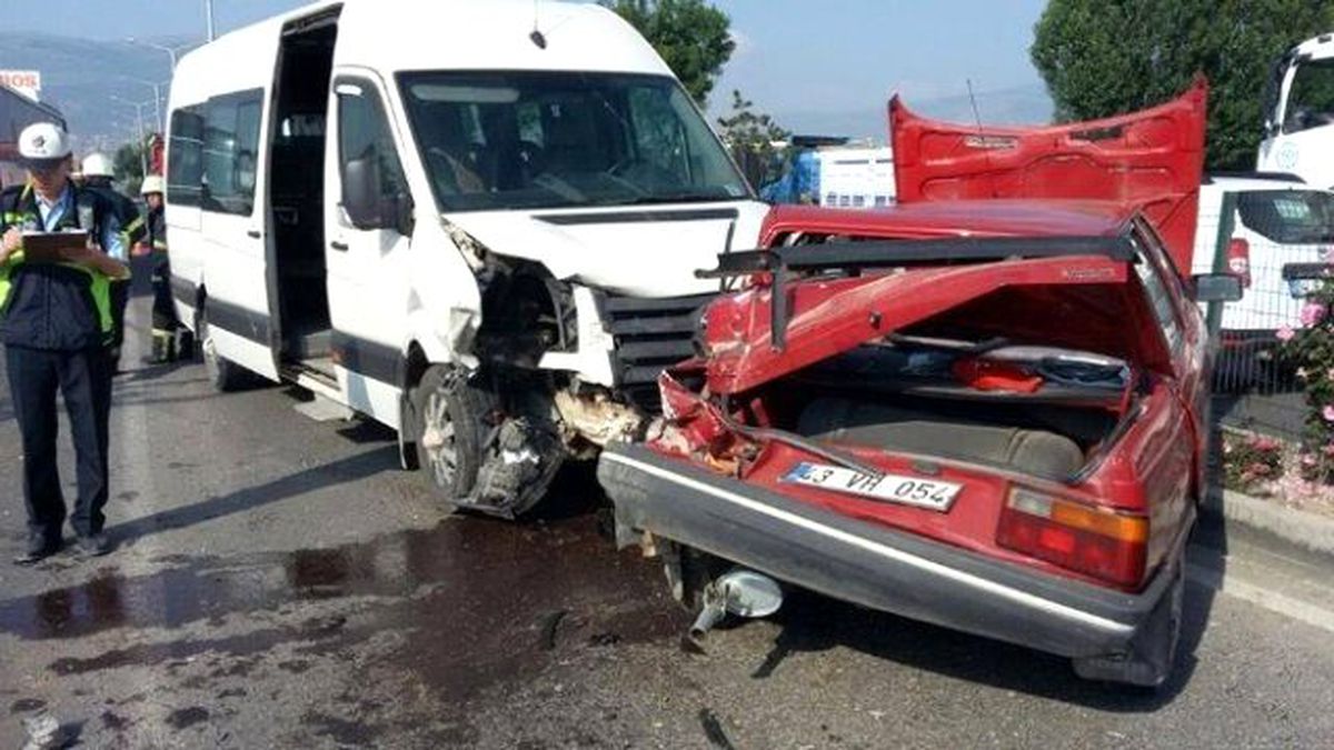 Otomobil ile Minibüs Çarpıştı: 2 Yaralı
