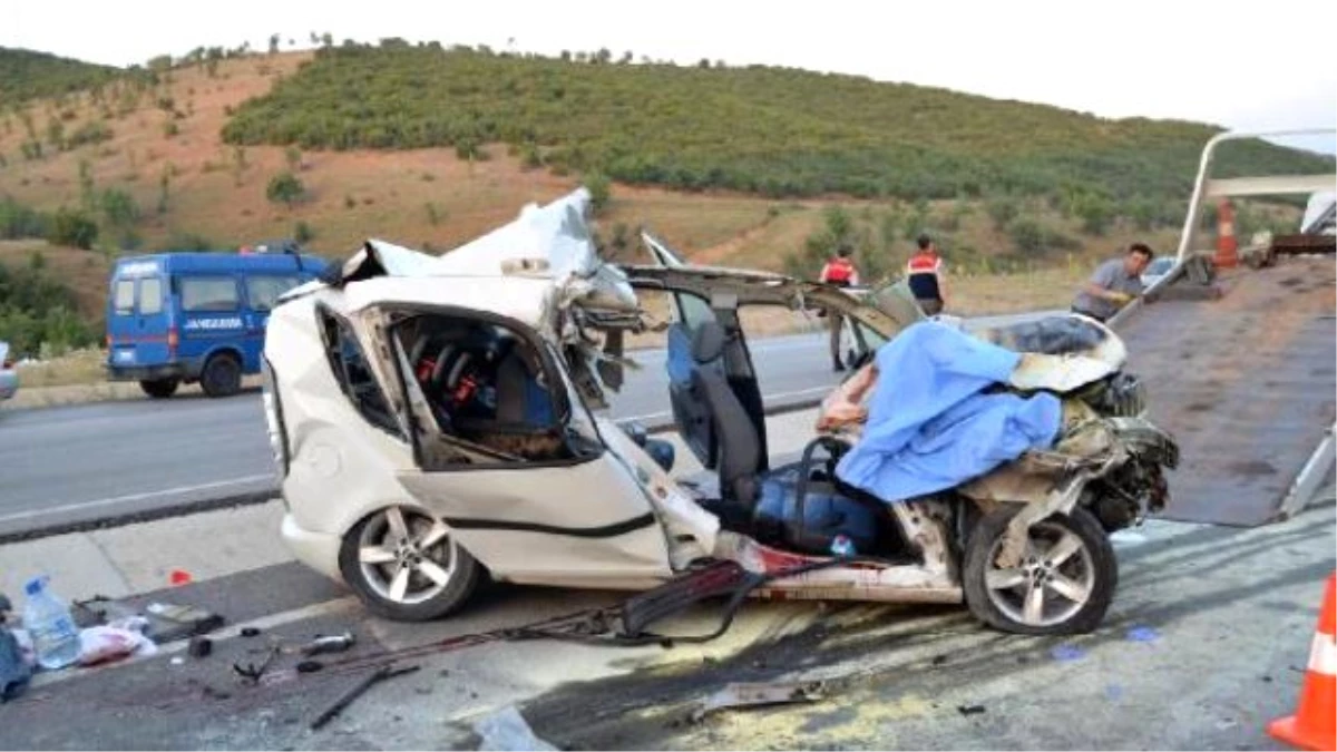 Kula\'da Otomobil Kamyona Çarptı: 3 Ölü, 4 Yaralı