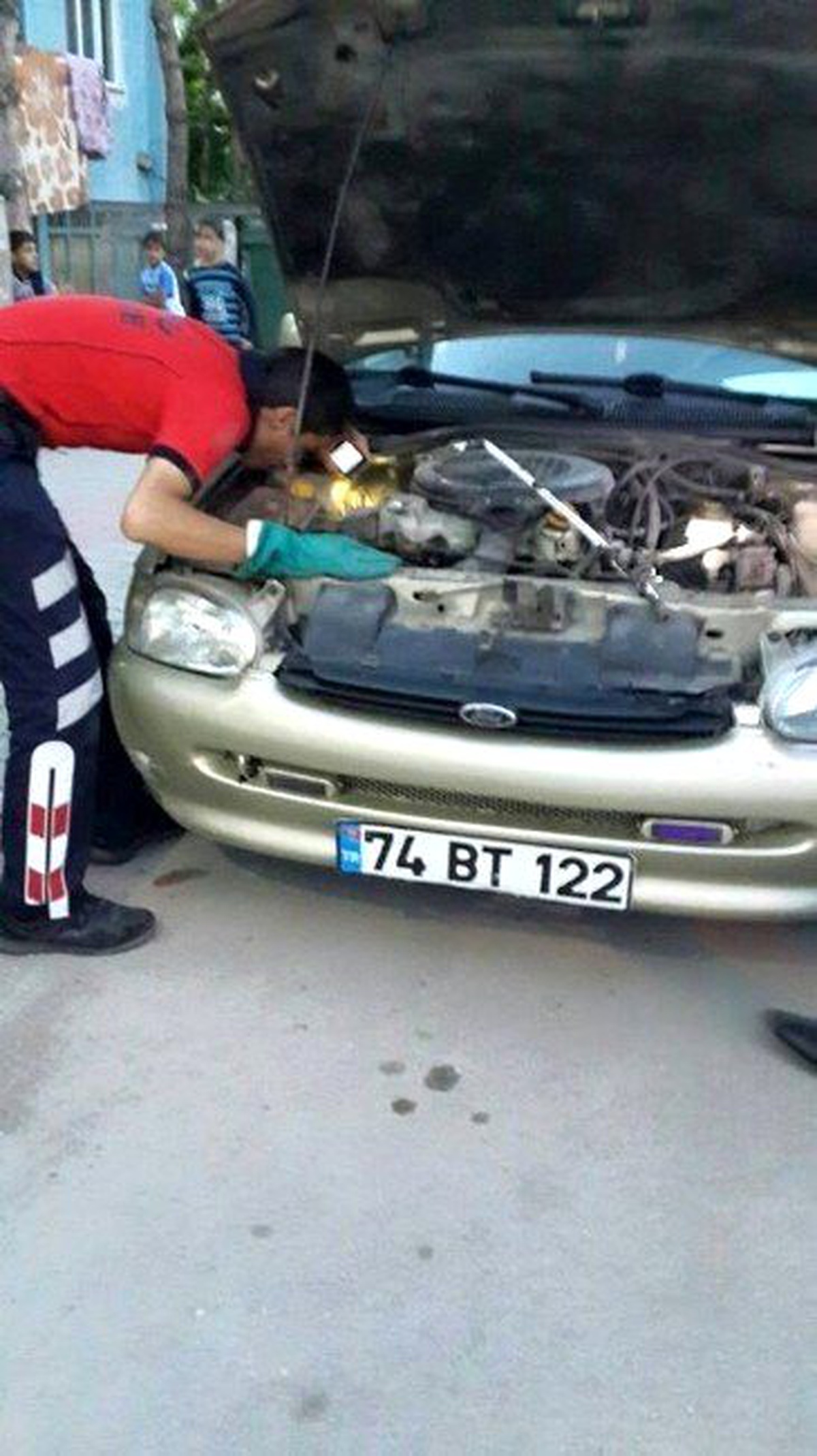 Otomobilin Motor Kısmına Sıkışan Kediyi İtfaiye Ekipleri Kurtardı