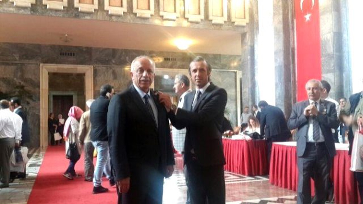 Özbakır ve Çaturoğlu\'na Rozetleri Takıldı