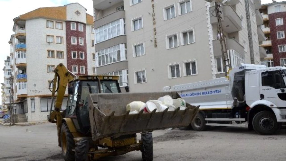 Palandöken Belediyesi Zabıta Ekipleri Miadı Dolmuş Tonlarca Ürünü İmha Etti