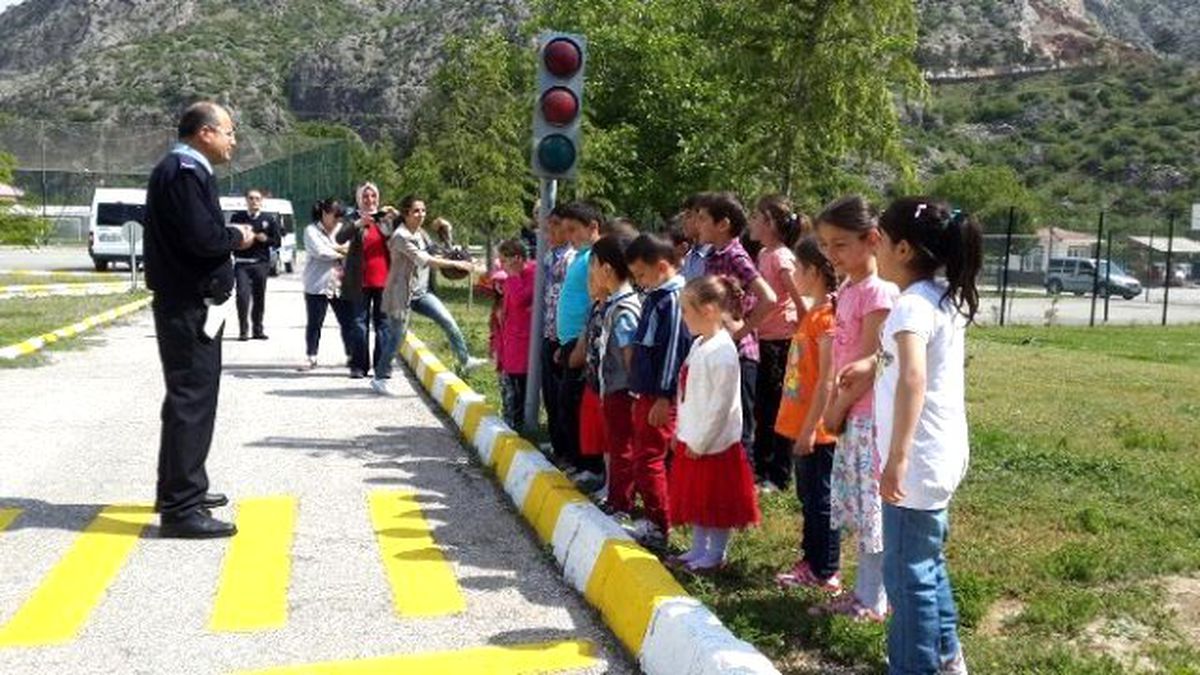 Polisten Bin 500 Öğrenciye Trafik Eğitimi