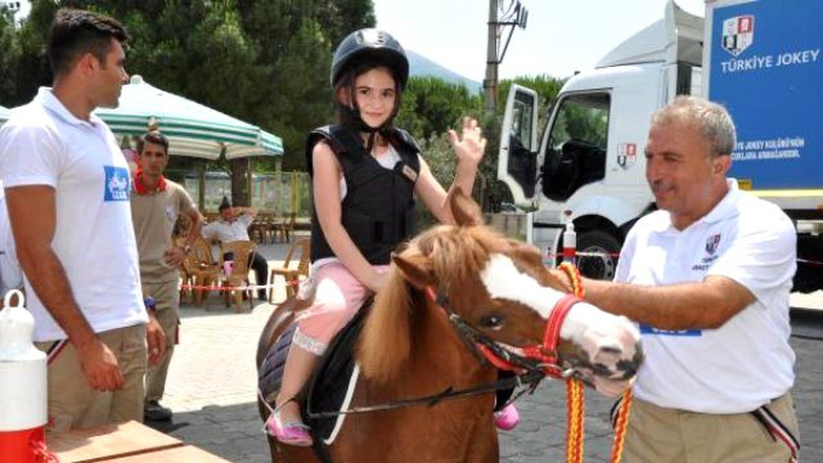 Pony Club, Somalı Çocukların Yüzünü Güldürdü