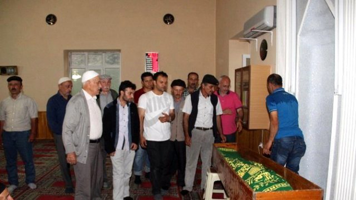 Sağanak Yağış Etkili Olunca Cenaze Namazını Cami İçerisinde Kıldılar