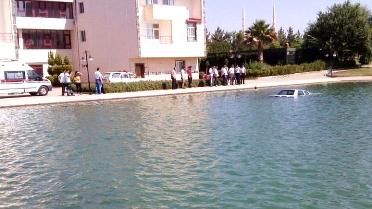 Şanlıurfa\'da Otomobil Göle Düştü