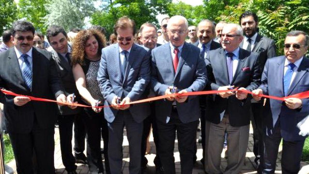 Sivas\'ta Tomoterapi Ünitesi Törenle Hizmete Girdi