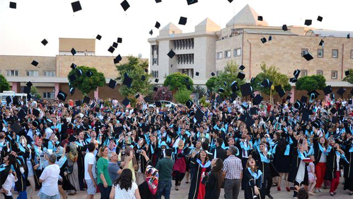 Üniversitede Mezuniyet Coşkusu Sürüyor