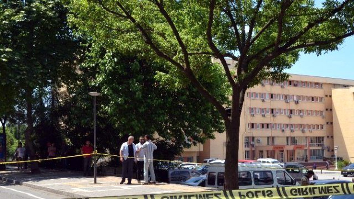 Valilik ve Emniyet Önüne Bırakılan Çanta Polisi Harekete Geçirdi