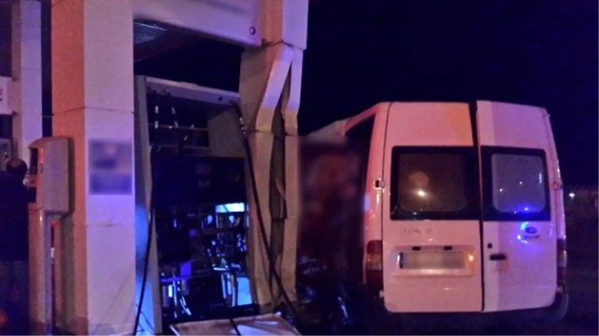 Kırmızı Işık İhlali Yapan Minibüs Akaryakıt Pompasına Çarptı