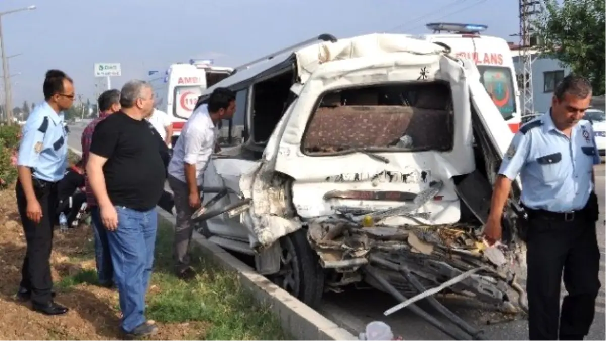 Adana\'da Trafik Kazası: Dört Yaralı
