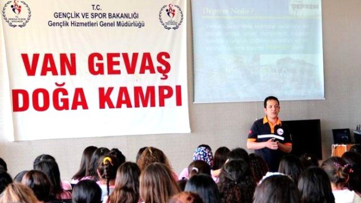 Afad\'tan Kamp Yapan Öğrencilere "Deprem" Konulu Eğitim