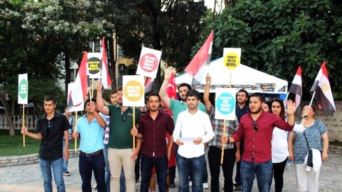 Ak Gençlerden \'Mursi\' Protestosu