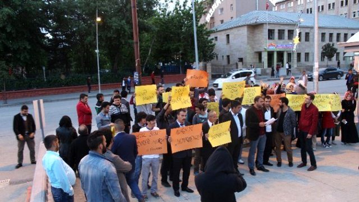 AK Parti Gençlik Kolları\'ndan Mursi\'nin İdam Cezasına Tepki