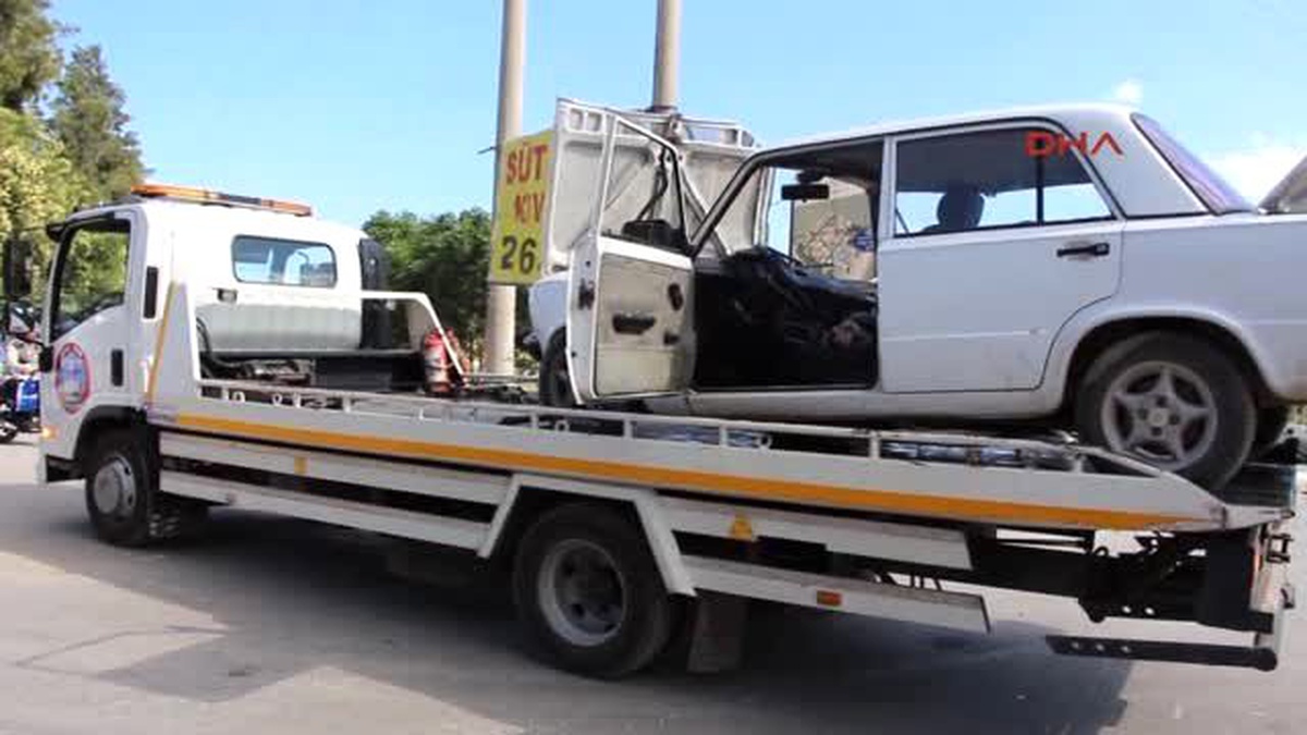 Antalya Otomobil Kamyona Çarptı: 2 Yaralı