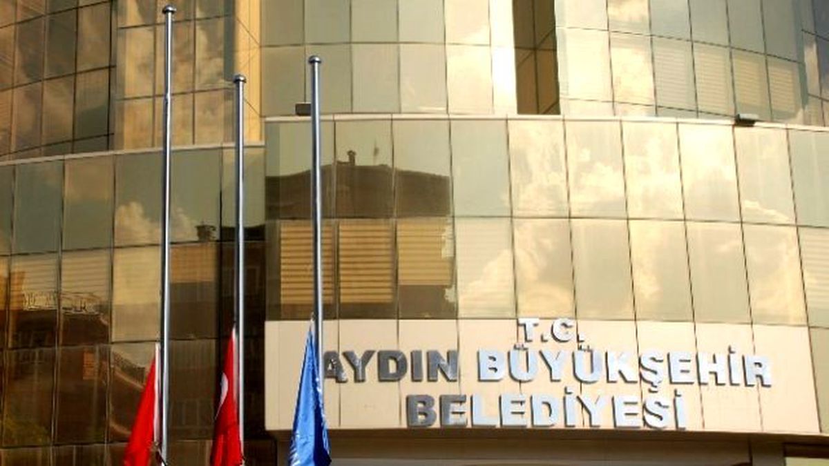 Aydın\'da Bayraklar Yarıya İndirildi