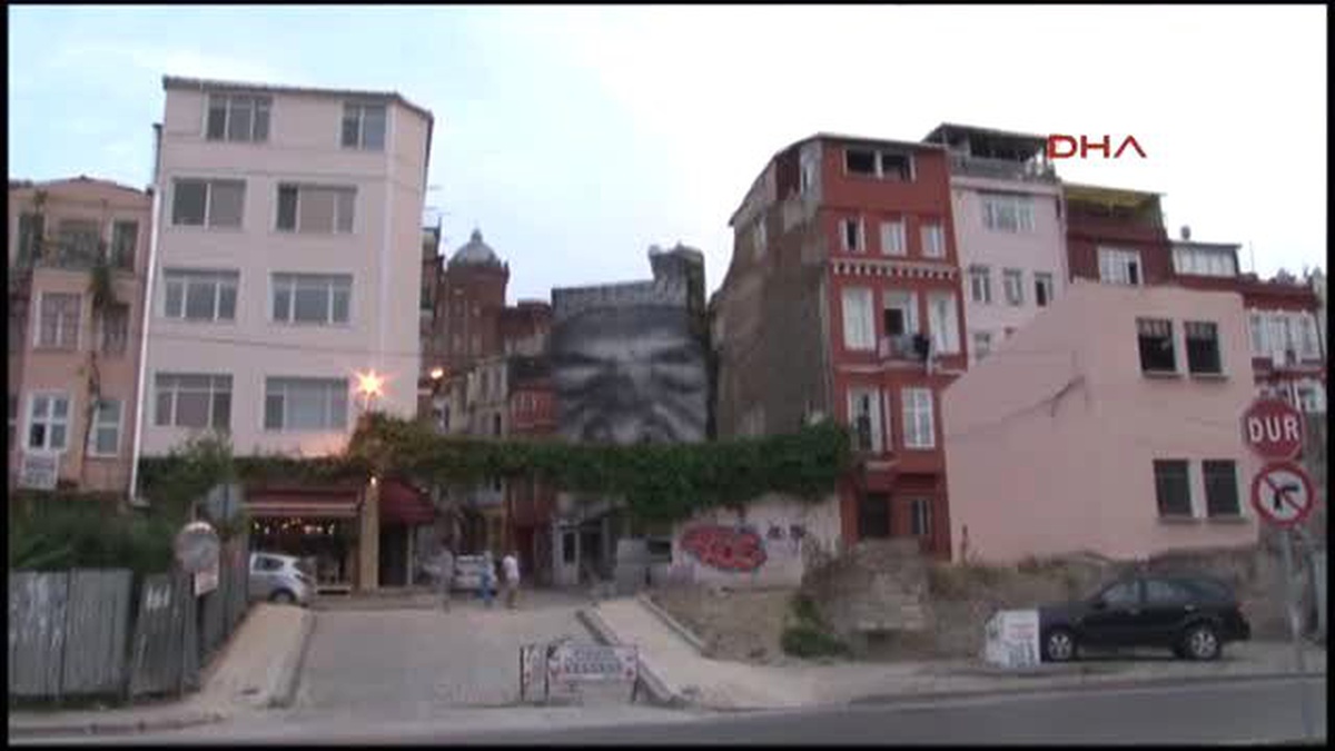 Balat\'ta Şehrin Kırışıklıkları Üzeri Boyanarak Tahrip Edildi