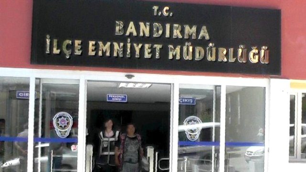 Balıkesir\'de Evlerinin Önünde Uyuşturucu Satan Kardeşler Tutuklandı