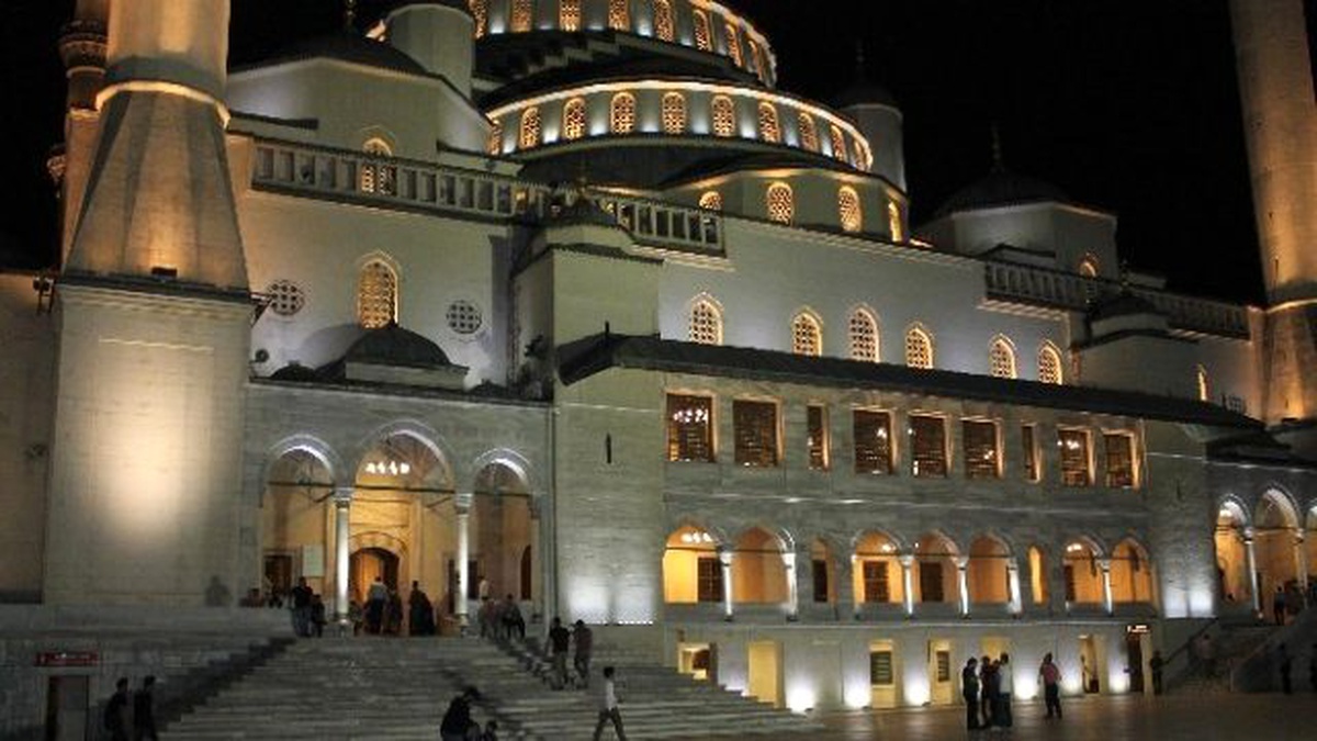 Başkent\'te İlk Teravih Namazında Camiler Doldu Taştı