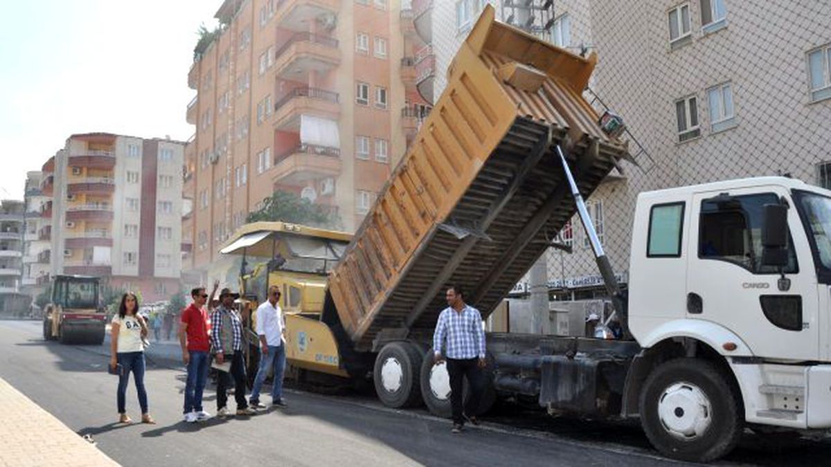 Batman Belediyesi 40 Derece Sıcakta Asfaltlama Çalışması Yapıyor