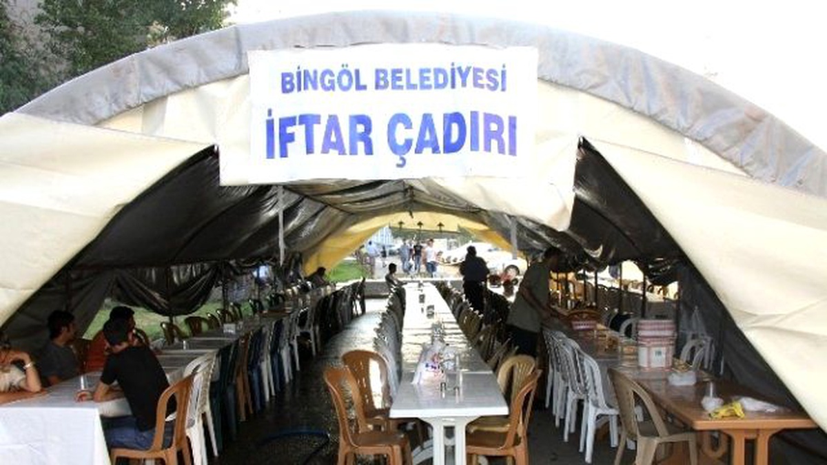 Bingöl Belediyesi 600 Kişilik Ramazan Çadırı Kurdu
