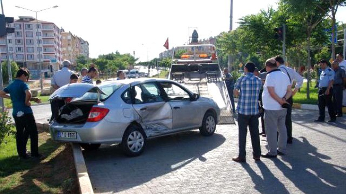 Besni\'de Otomobiller Çarpıştı: 1 Yaralı