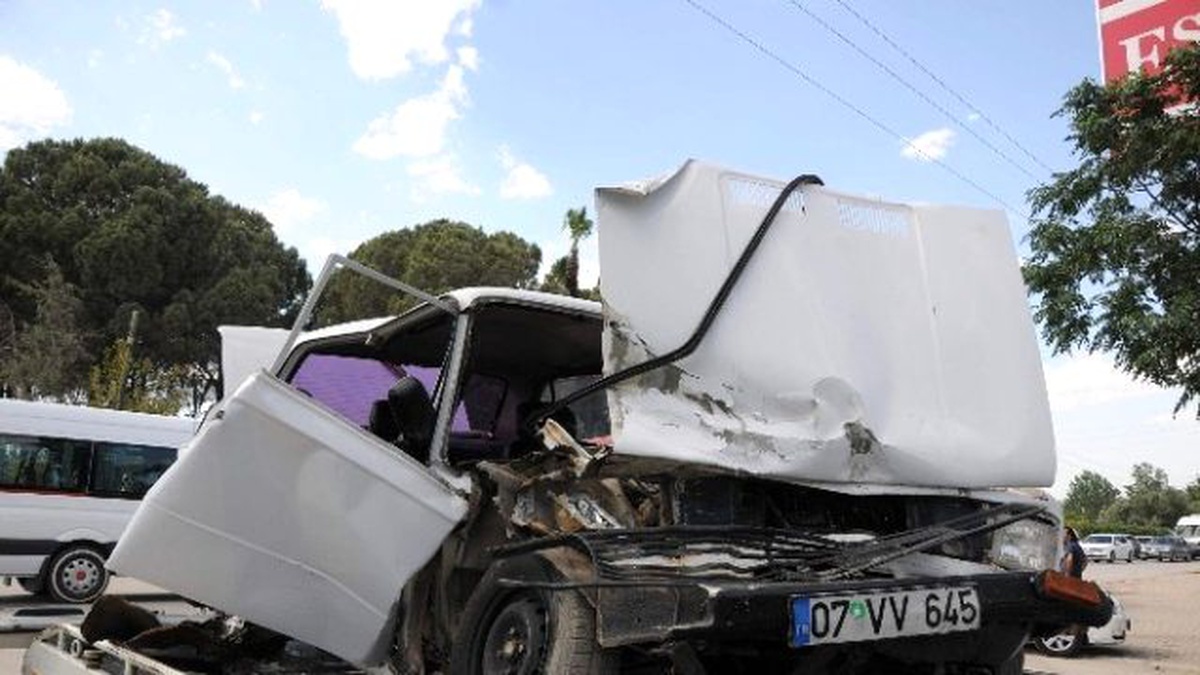 Beton Mikseri ile Otomobil Çarpıştı: 2 Yaralı