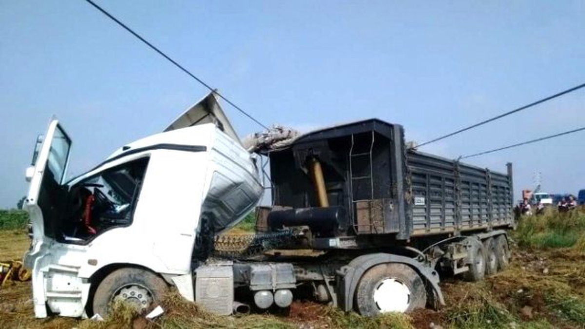 Cam Taşıyan Tır Direğe Çarptı: 1 Ölü