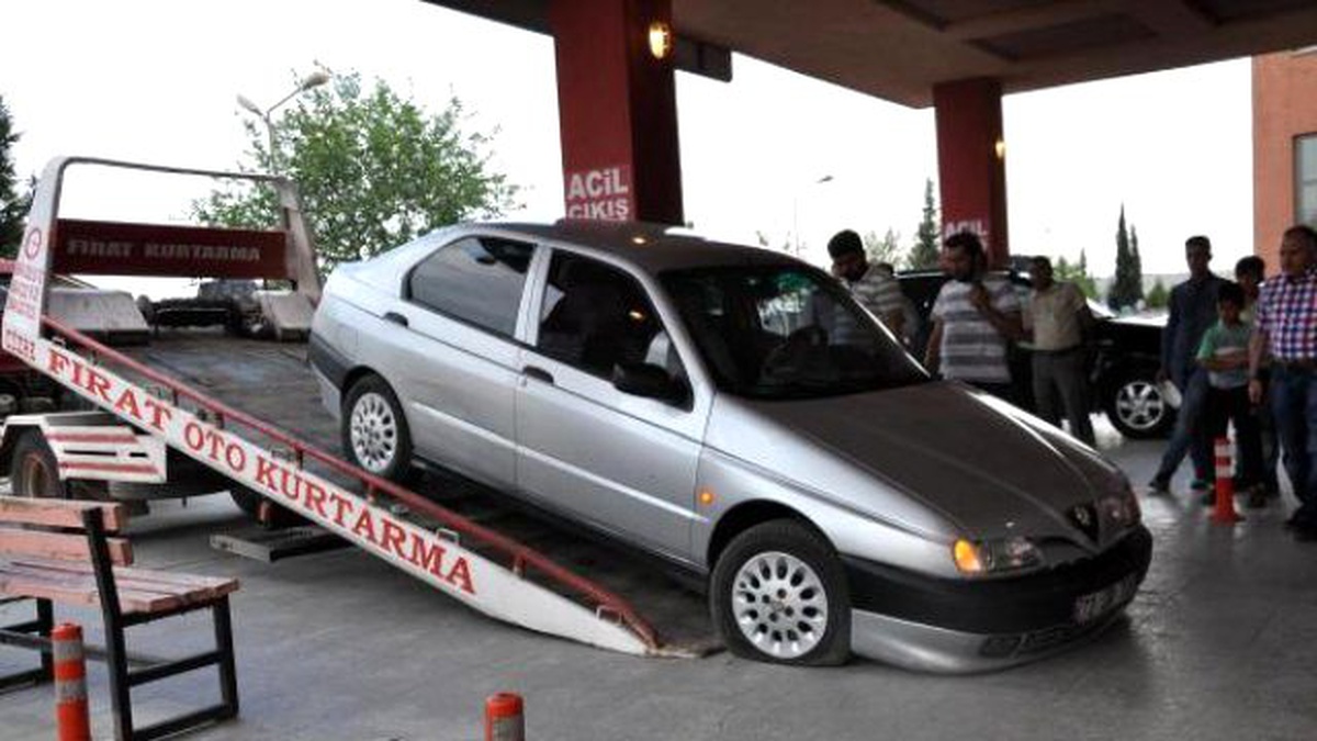 Cizre\'de Uzman Çavuşun Otomobiline Ateş Açıldı: 2 Yaralı