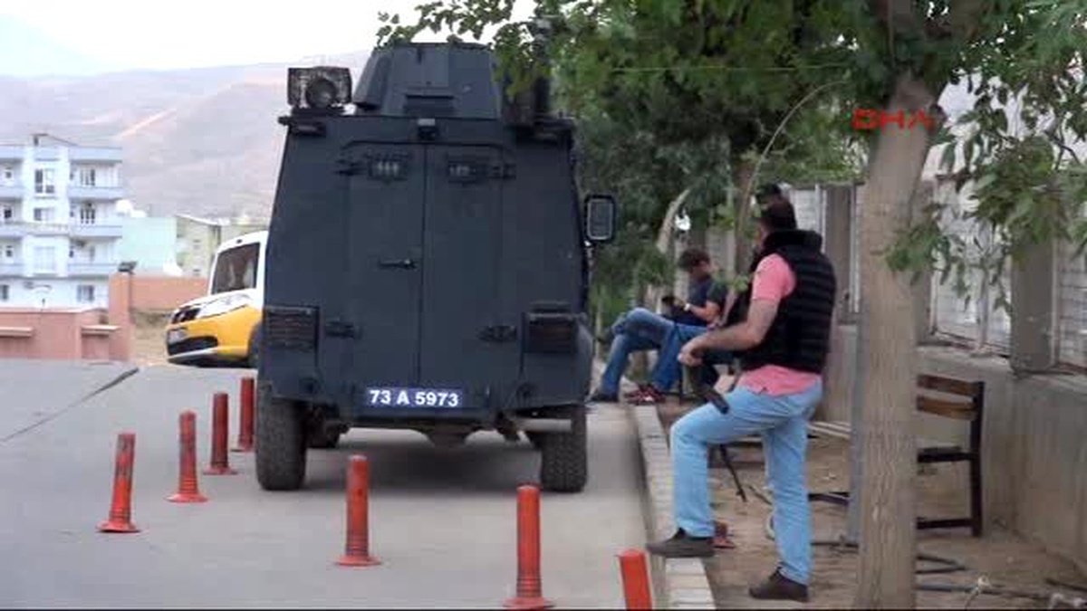 Cizre\'de Uzman Çavuşun Otomobiline Ateş Açıldı: 2 Yaralı