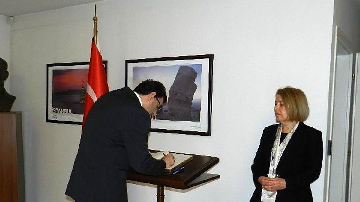 Demirel\'in Vefatı Nedeniyle Priştine Büyükelçiliği\'nde Taziye Defteri İmzaya Açıldı