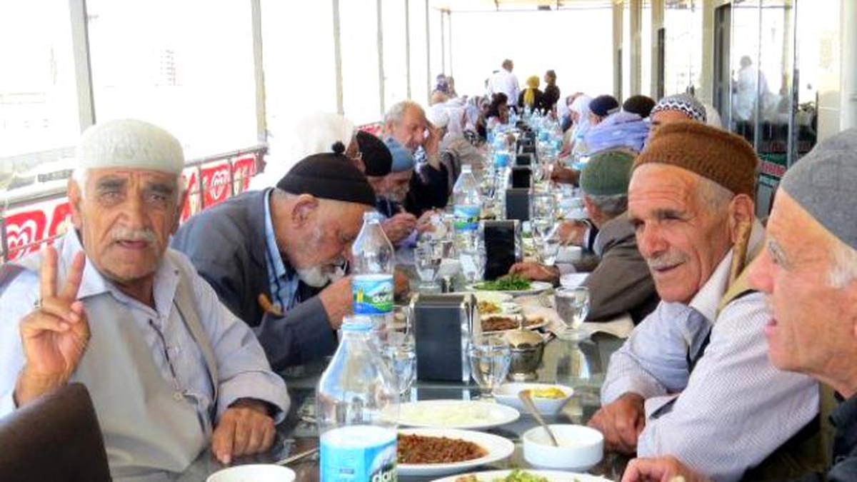 Diyarbakır\'da Kimsesiz Yaşlılara Ramazan Öncesi Tarih Gezisi