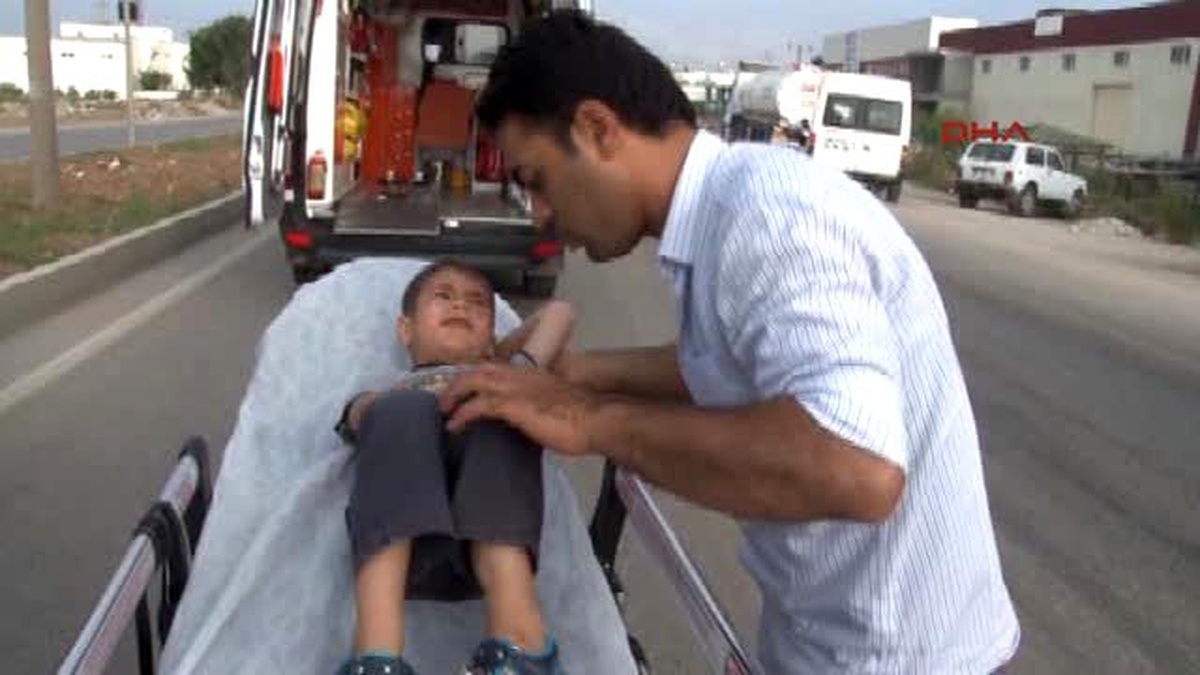 Engelli Öğrencilerin Servisine Kamyon Çarptı: 3 Yaralı
