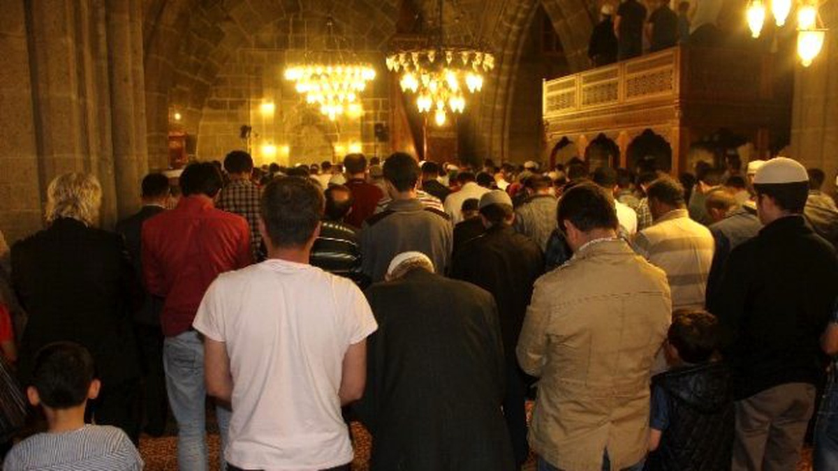 Erzurum\'da İlk Teravih Namazı Kılındı