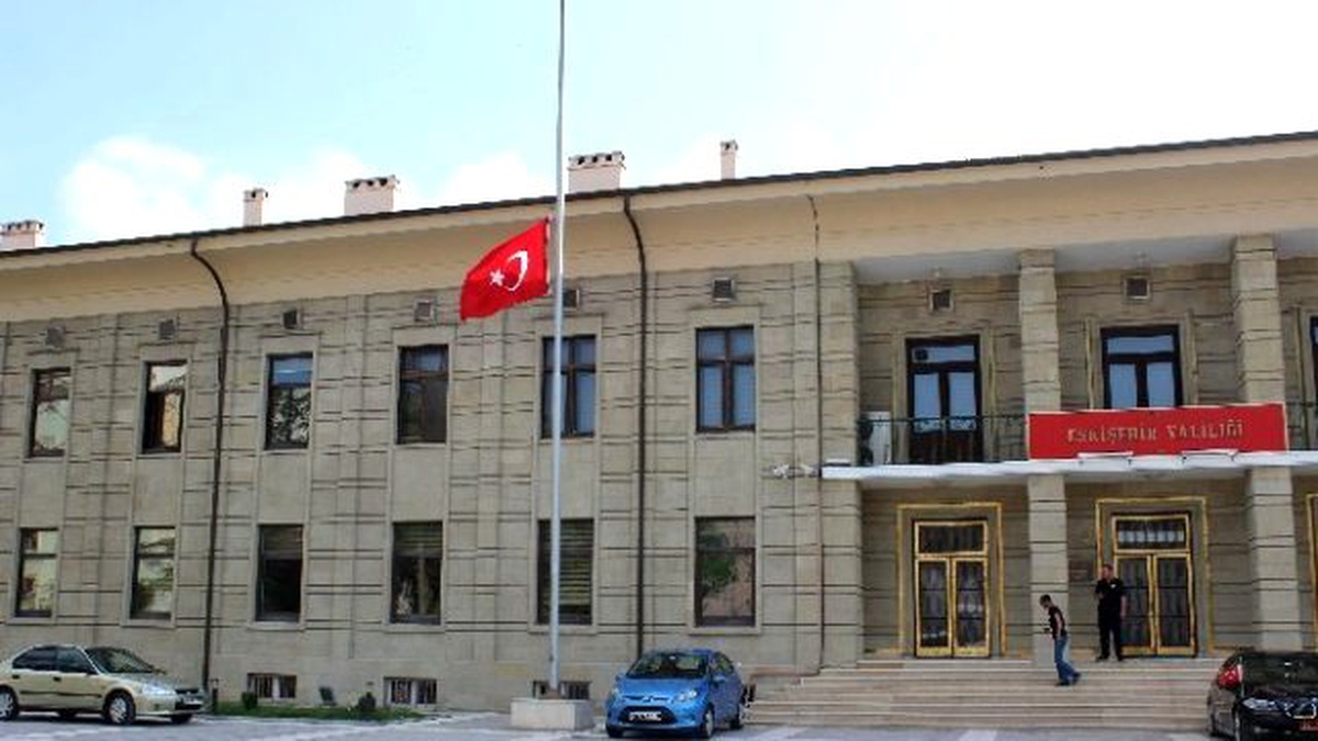 Eskişehir\'de Bayraklar Yarıya İndirildi