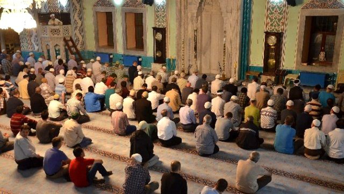 Eskişehir\'de İlk Teravih Namazında Vatandaşlar Camilere Akın Etti