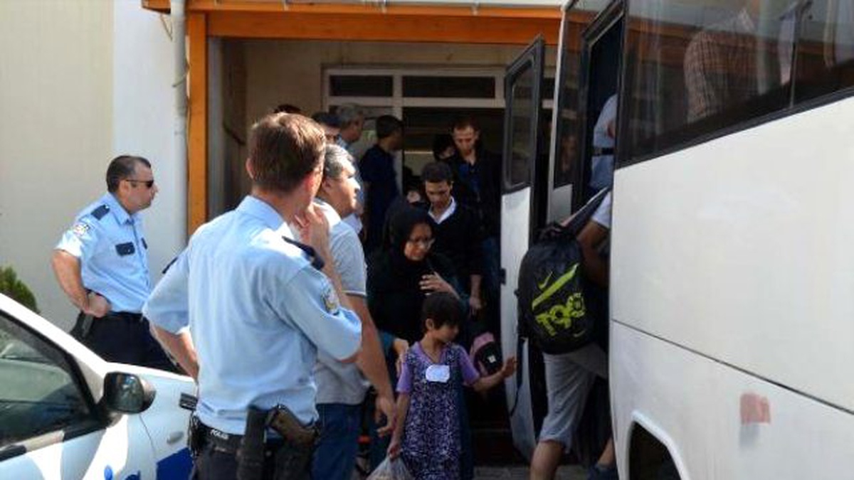 Gelibolu\'da Üç Minibüste 83 Kacak Yakalandı
