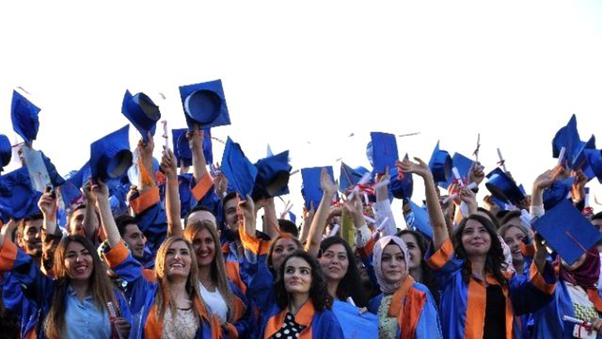 Giresun Üniversitesin\'de Mezuniyet Töreni Görkemli Geçti