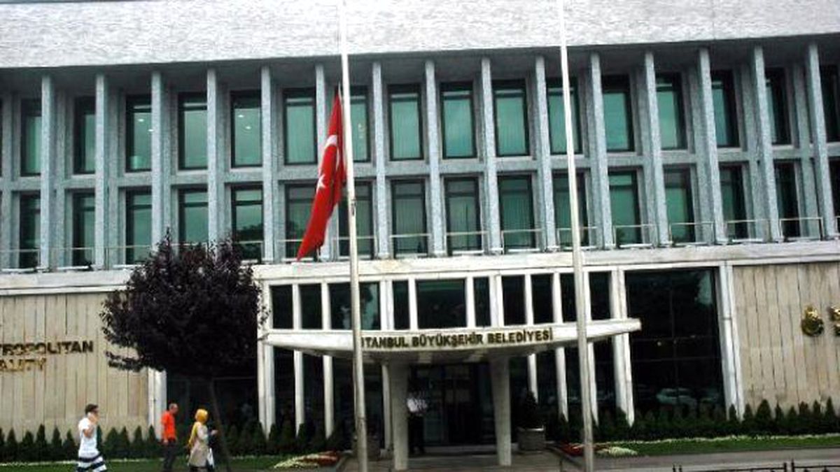 İbb\'deki Türk Bayrakları Yarıya İndirildi