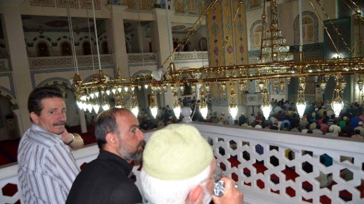 İlk Teravih Namazında Müslümanlar Camilere Akın Etti