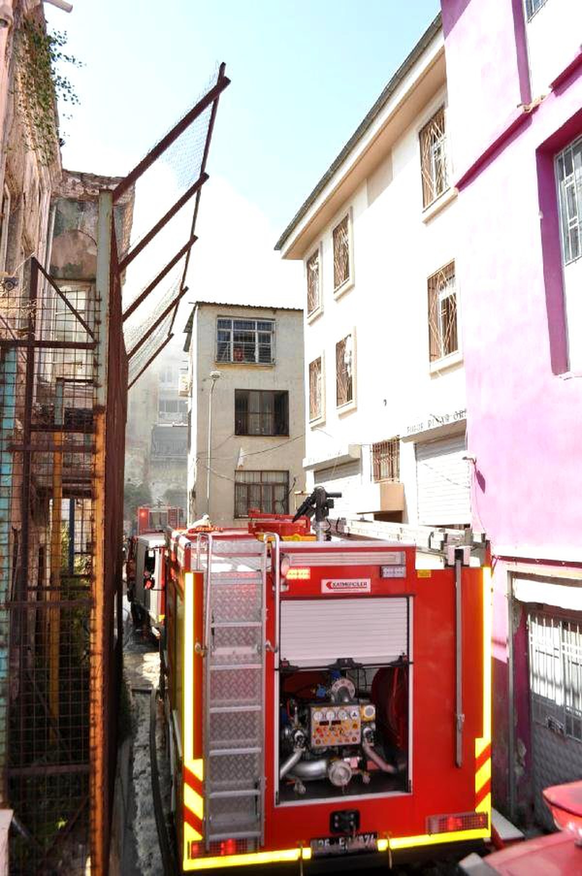 İtfaiye Dar Sokaktaki Yangına Müdahalede Zorlandı