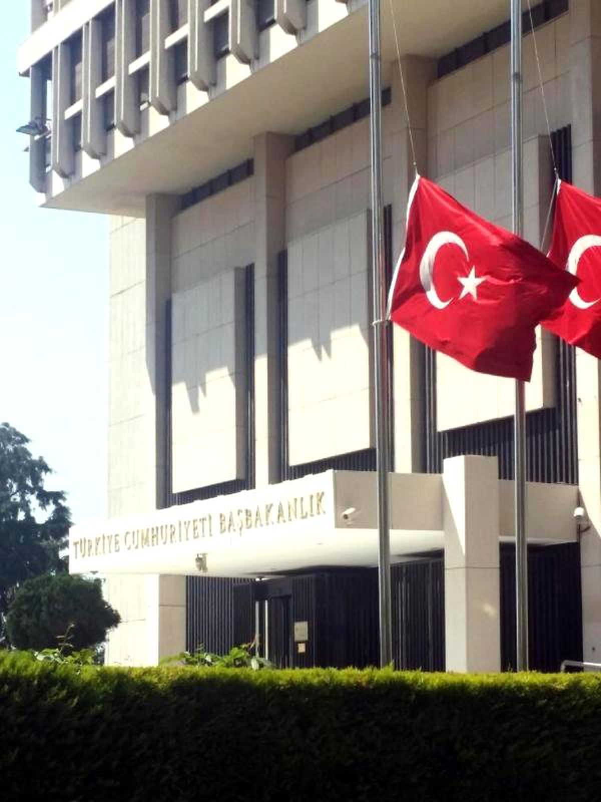 İzmir\'de Bayraklar Yarıya İndi